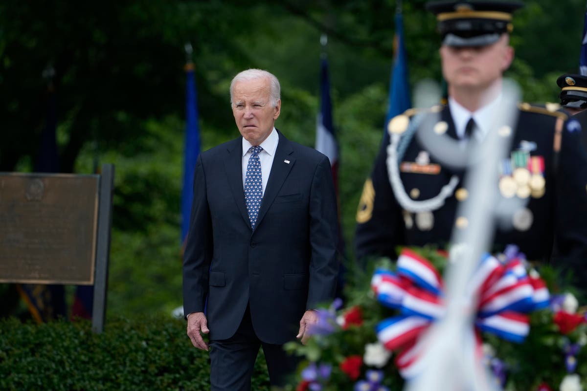 ชม: Joe Biden เฉลิมฉลองวันทหารผ่านศึกด้วยการวางพวงมาลาที่สุสานแห่งชาติ Arlington