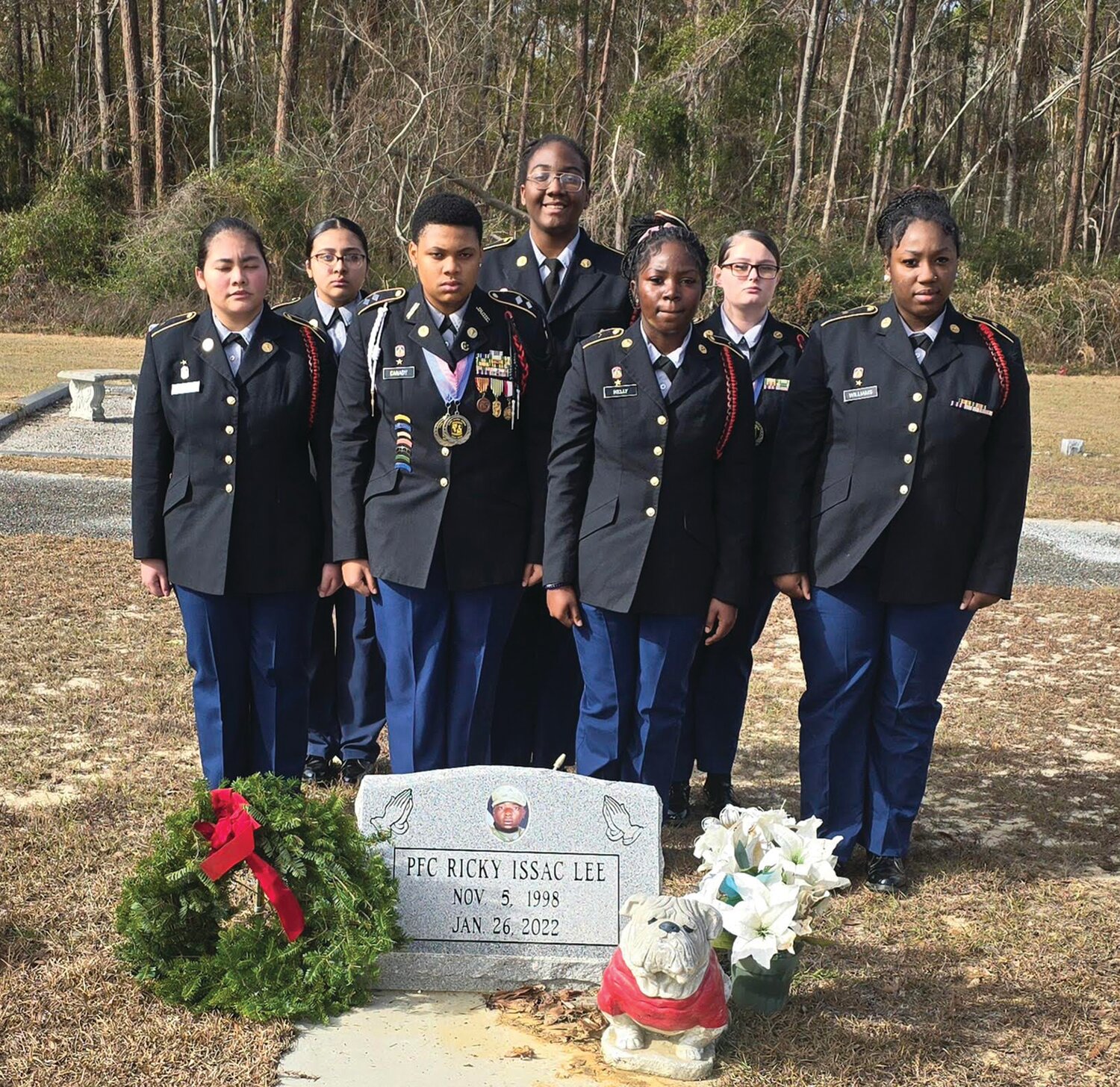 ECI JROTC เชิดชูเกียรติวีรบุรุษผู้ล่วงลับในพิธีพวงหรีดทั่วอเมริกา