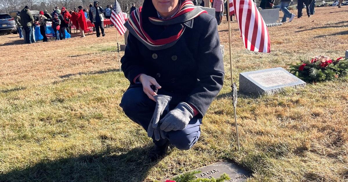 ผู้บัญชาการ Van Doren เข้าร่วมงาน Wreaths Across America | ข่าวรีวิวฮันเตอร์ดอน