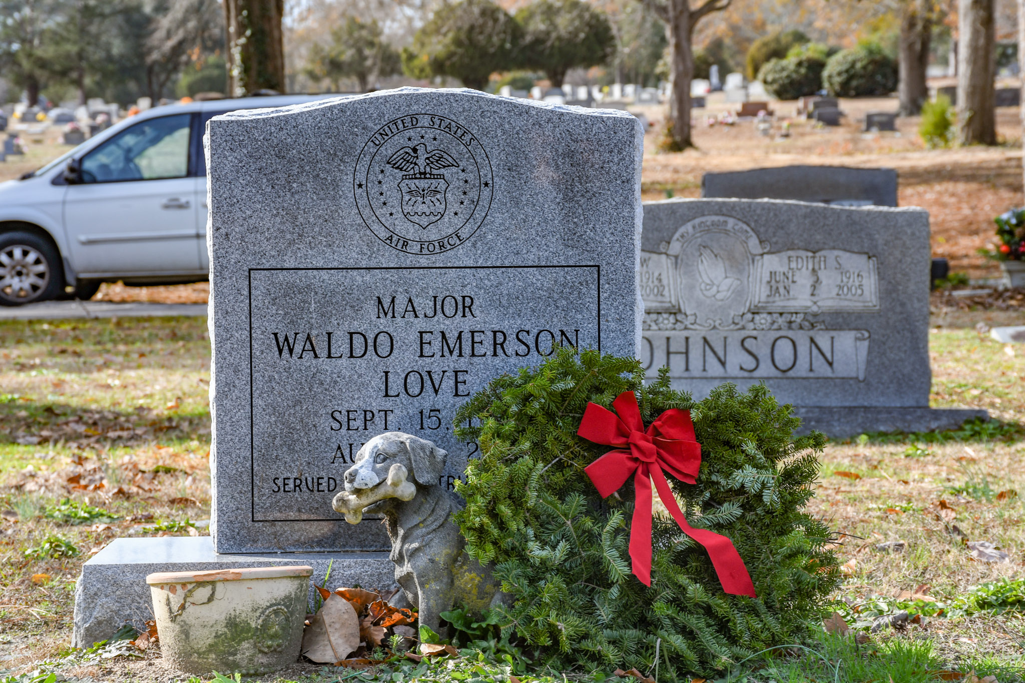 DAR ให้เกียรติการบริการของทหารผ่านศึกในงาน Wreaths Across America ที่สุสาน Rockingham