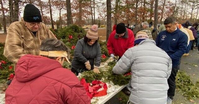 คน 80 คนช่วยรีไซเคิลพวงหรีดทหารผ่านศึกใน Mays Landing