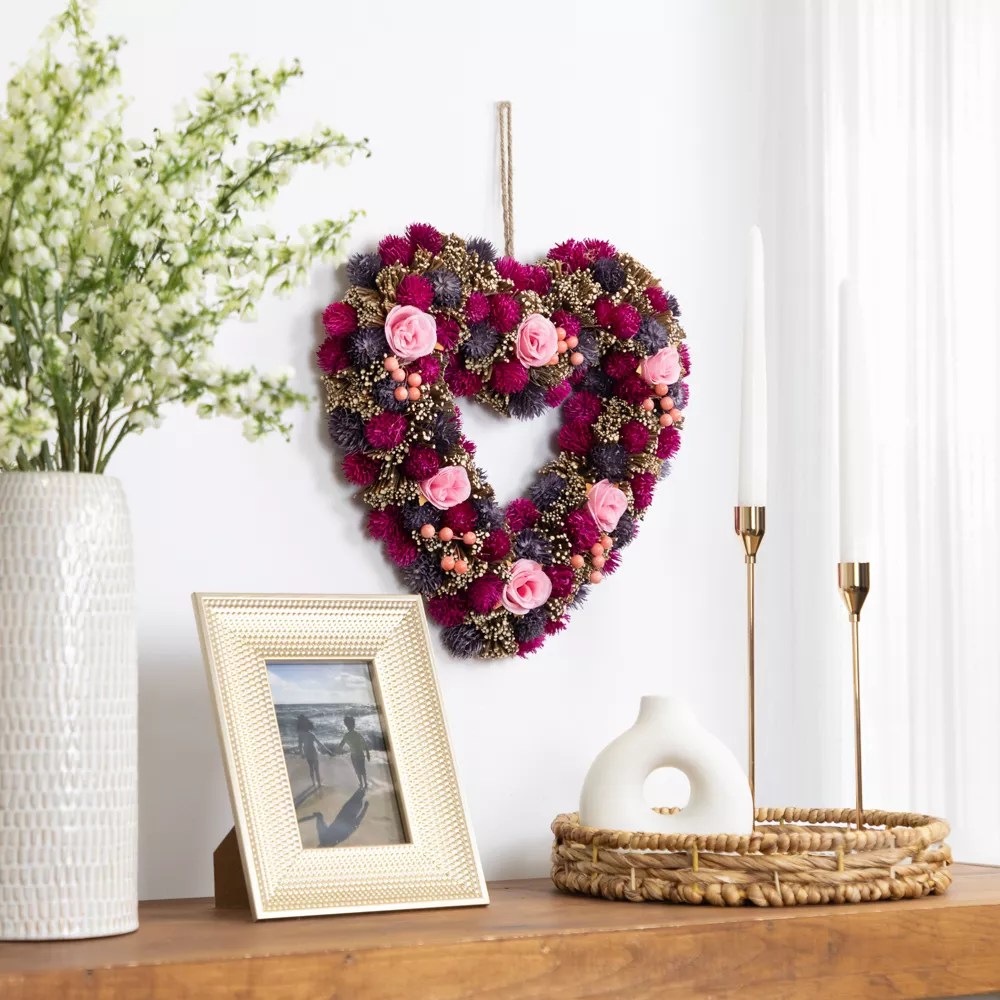 Target มีคอลเลกชันพวงหรีดวันวาเลนไทน์ที่โรแมนติกที่สุด และหลายชิ้นเพิ่งลดราคา