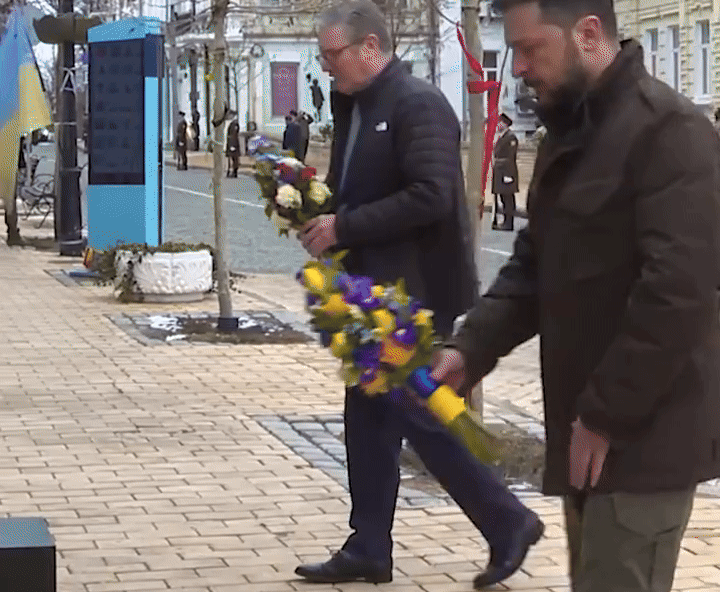 นายกฯ สหราชอาณาจักร Starmer วางพวงมาลาร่วมกับ Zelensky เพื่อรำลึกถึงผู้เสียชีวิตชาวยูเครน