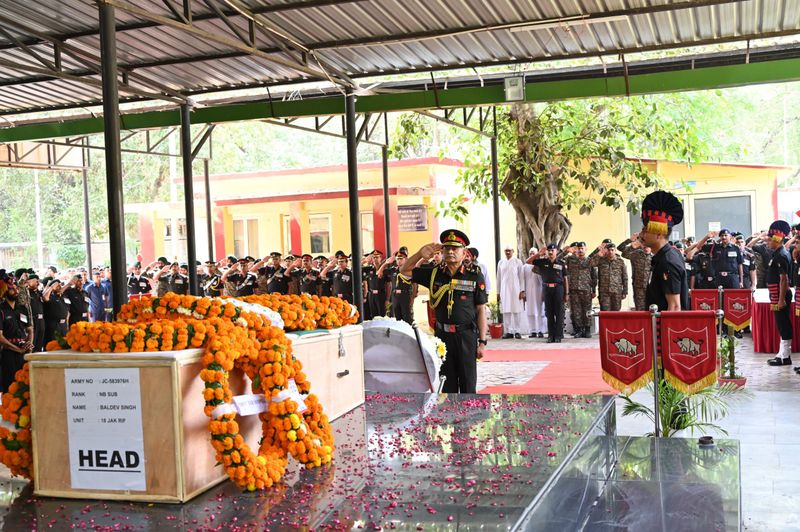 Naib Subedar โพสต์ที่ Siachen Dies หัวหน้ากองทัพบก Gen Dwivedi วางพวงหรีดในนิวเดลี
