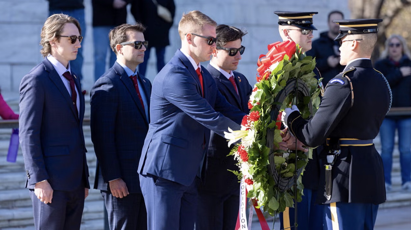 Andrew Bair ของ Odenville วางพวงหรีดที่ Tomb of the Unknown Soldier