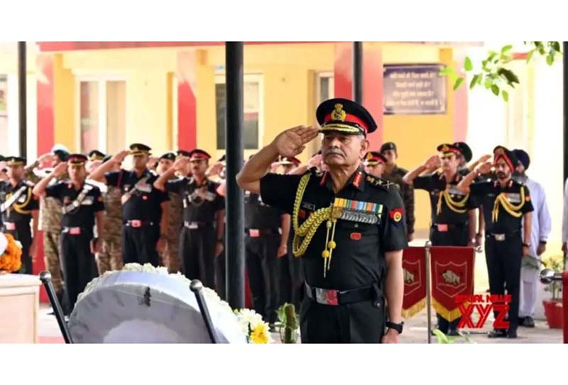 หัวหน้ากองทัพวางพวงหรีดบน Siachen Martyr