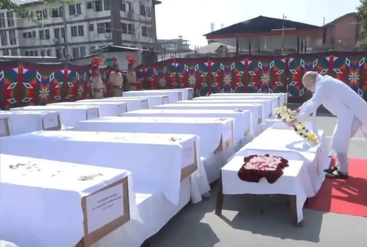 พิธีวางพวงหรีดจัดขึ้นสำหรับผู้ที่ตกเป็นเหยื่อการโจมตีของ Pahalgam Terror; Amit Shah พบกับผู้รอดชีวิต