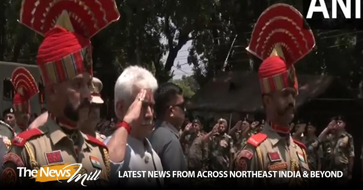 JK LG Manoj Sinha จ่ายส่วยให้ BSF Constable Deepak Chingakham ระหว่างพิธีวางพวงหรีด