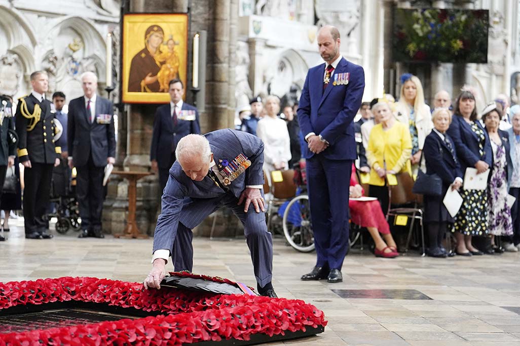 King Charles วางพวงหรีดเพื่อทำเครื่องหมายครบรอบ 80 ปีของวัน VE