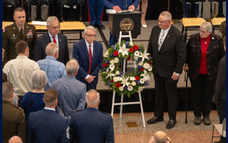 ผู้ว่าราชการจังหวัดและ ร.ท. ผู้ว่าราชการมอบเกียรติครอบครัว Gold Star ที่ Wreath Laying – Peak of Ohio