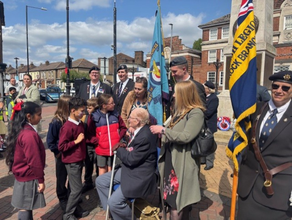 ทหารผ่านศึก Jim วางพวงหรีดครั้งแรกที่ VE Day Service of Remembrance | ข่าวท้องถิ่น ข่าว | ข่าว Thurrock Nub
