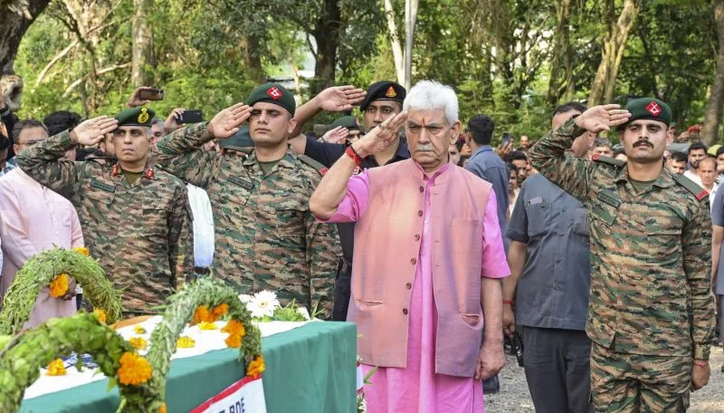 LG, DY CM เข้าร่วมพิธีวางพวงหรีดของเจ้าหน้าที่ BSF ที่ถูกสังหารใน Jammu – Kashmir Images – การอัปเดตข่าวล่าสุด