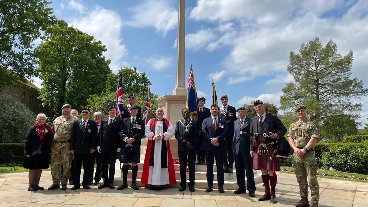 WATCH: Farnham Honor War Heroes ในพิธีวางพวงหรีด Day Day
