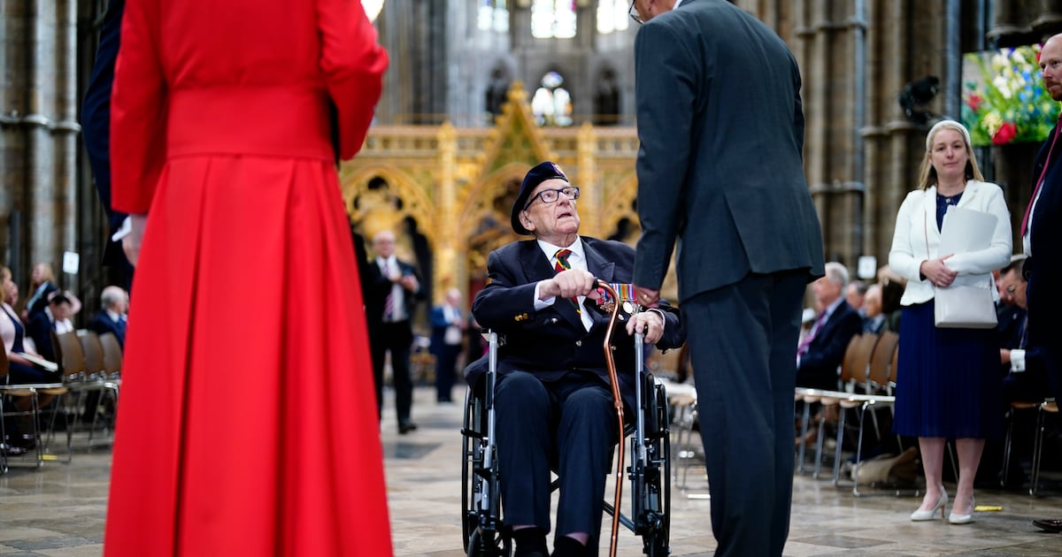 กษัตริย์ชาร์ลส์และเจ้าชายวิลเลียมวางพวงหรีดเพื่อฉลองครบรอบ 80 ปีของวัน VE – The Irish Times