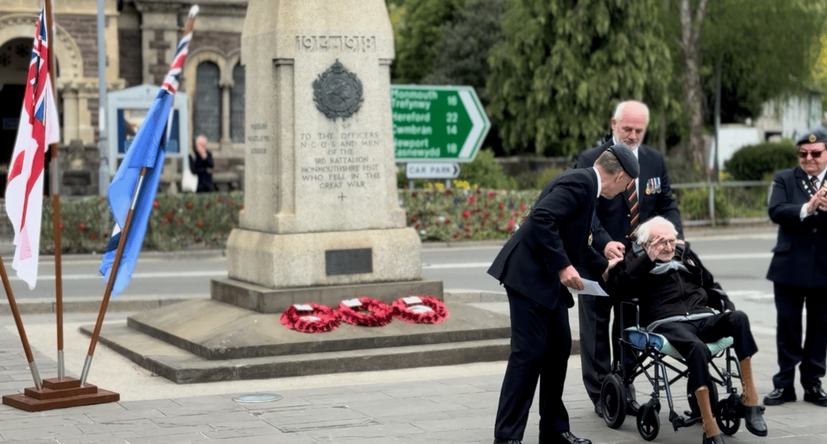 Watch: เสียงปรบมือเป็นทหารผ่านศึก D-Day อายุ 100 ปีวางพวงหรีดที่ VE Day Service