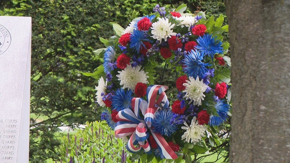 ผู้นำให้เกียรติทั้งชายและหญิงที่ได้รับมอบหมายในพิธีวางพวงหรีดที่ Garden of Heroes