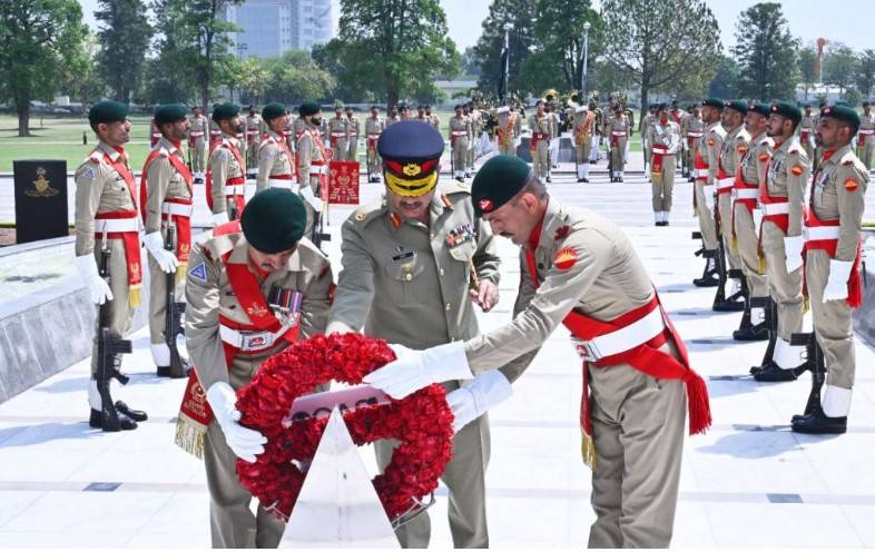 Field Marshal Asim Munir วางพวงหรีดดอกไม้ที่อนุสรณ์ Martyrs '